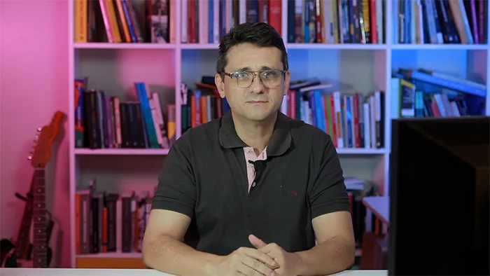 Mario Oliveira apresentando o curso